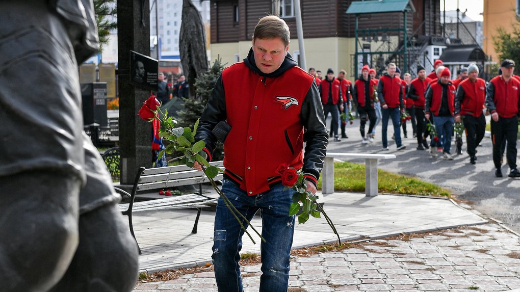 Хоккеисты «Авангарда» возложили цветы к могиле Алексея Черепанова
