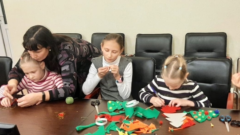 Омских детей научили делать креативные ёлочные игрушки