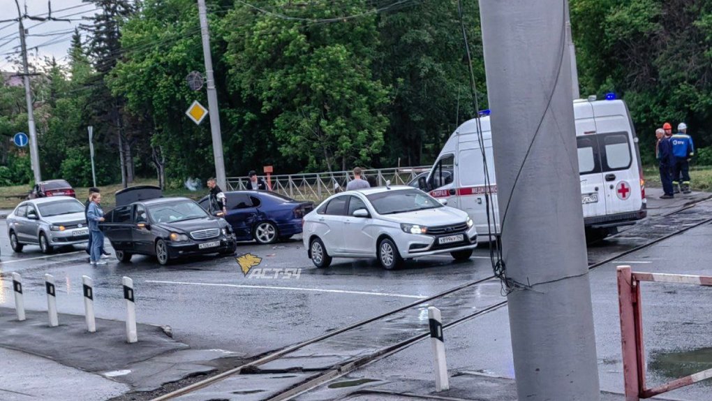 В Новосибирске на улице Станционной четыре автомобиля пострадали в массовом ДТП. ВИДЕО