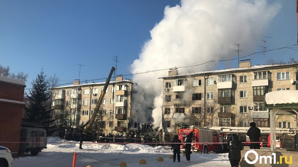 Новосибирцы несут цветы к месту обрушившейся пятиэтажки в Новосибирске