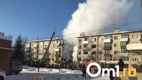 Новосибирцы несут цветы к месту обрушившейся пятиэтажки в Новосибирске