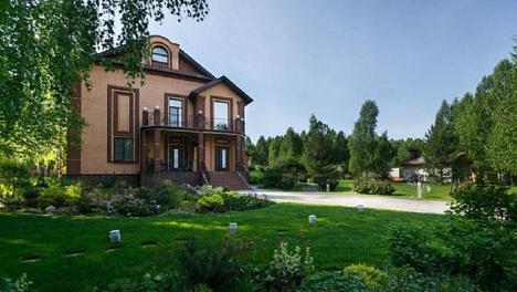 Особняк с футбольным полем и сауной продают в Новосибирске за 77 млн рублей