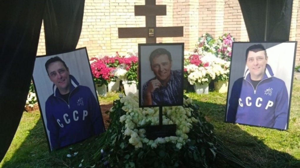 Фанаты умершего певца Юрия Шатунова в истерике бросаются на могилу и делают селфи с памятником