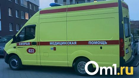 В центре Омска на крышу перевернулась легковушка