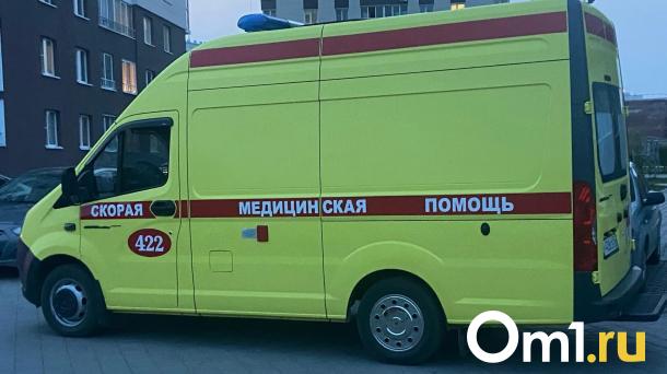 В центре Омска на крышу перевернулась легковушка