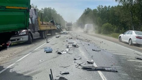 В крупном ДТП с пятью автомобилями около Болотного под Новосибирском пострадал один человек
