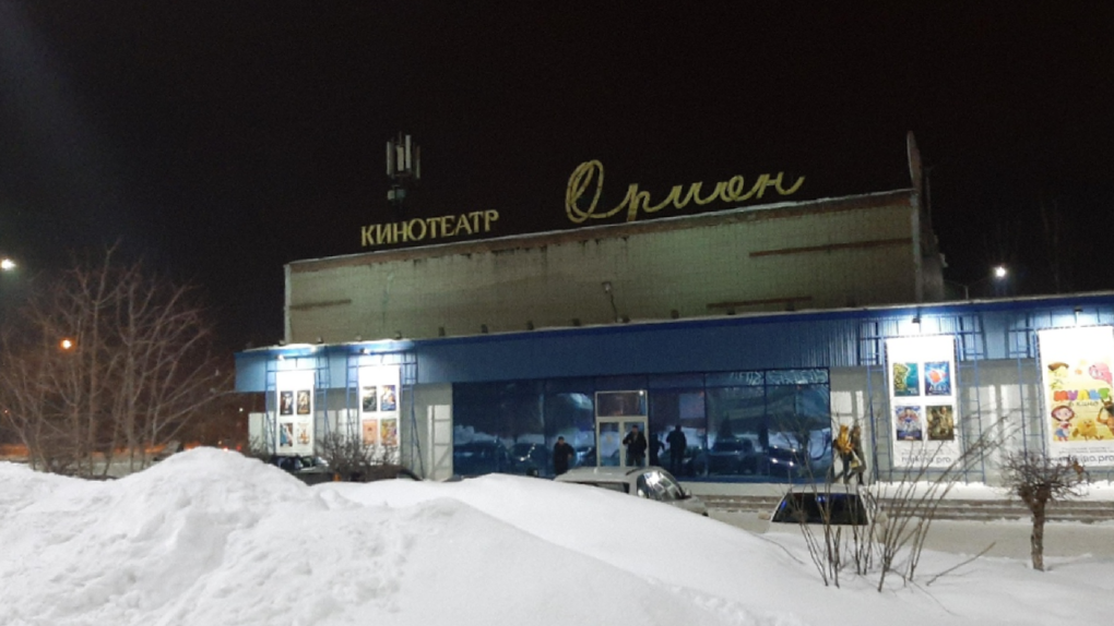 Несколько подростков избили охранника и кассира в кинотеатре «Орион» в Бердске