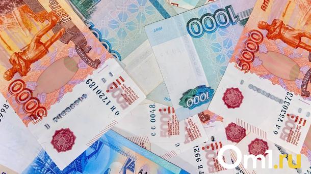 Сотрудники банка два дня пытались спасти пожилую омичку от мошенников