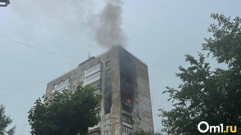 Из горящей многоэтажки на Карла Маркса в Омске эвакуировались 20 человек