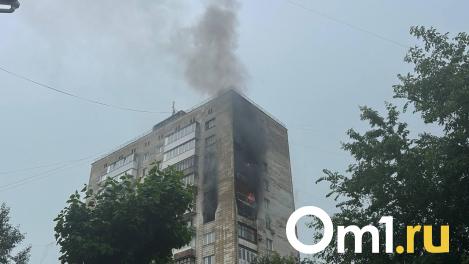 Из горящей многоэтажки на Карла Маркса в Омске эвакуировались 20 человек