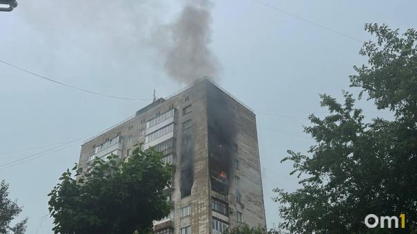 Из горящей многоэтажки на Карла Маркса в Омске эвакуировались 20 человек