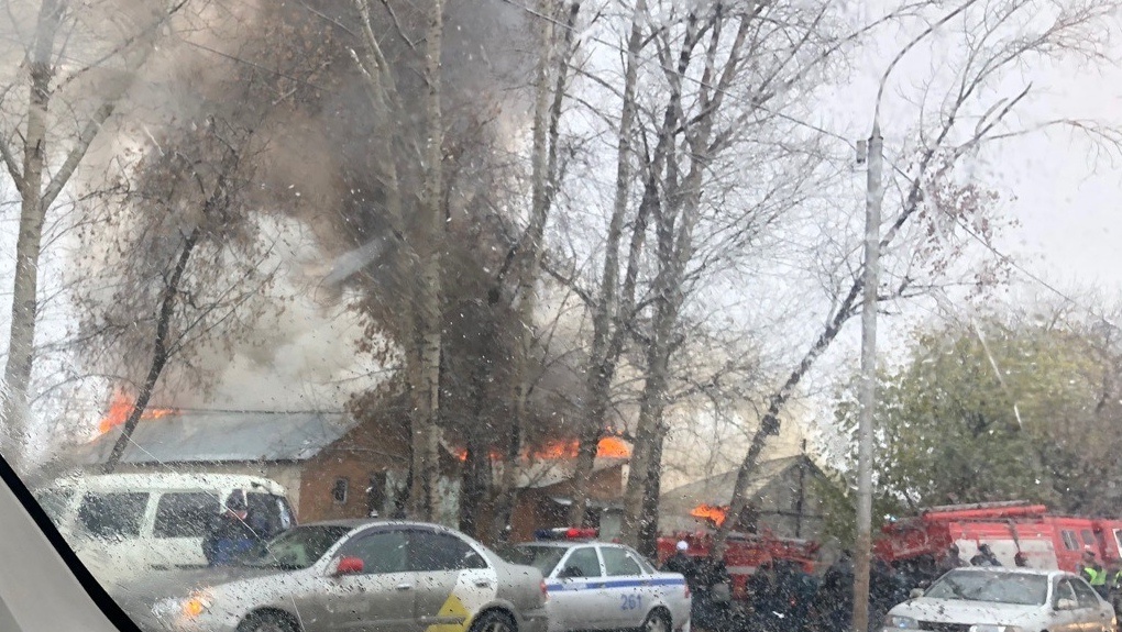 Баллон с газом взорвался при пожаре в частных домах на ул. Хилокской в Новосибирске