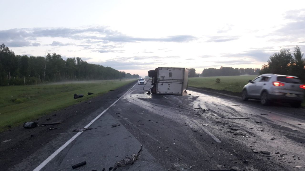 В ДТП с грузовиком на трассе под Новосибирском погиб один человек