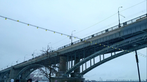 В Новосибирске автомобилисты встали в пробках на Октябрьском и Димитровском мостах