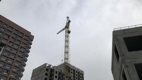 Работу башенного крана приостановили из-за нарушений в Новосибирске