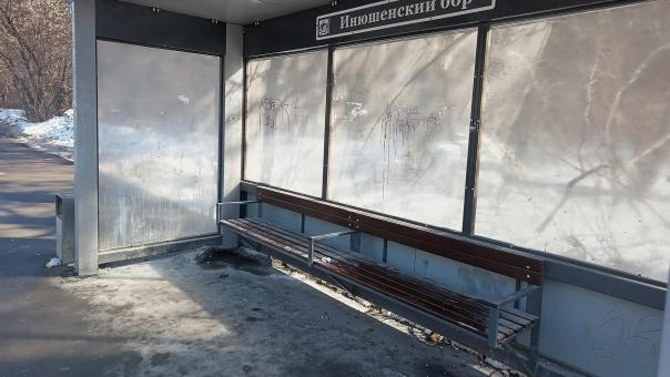 «Вымытую остановку не найти»: в Новосибирске появились жалобы на грязные остановки