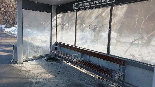 «Вымытую остановку не найти»: в Новосибирске появились жалобы на грязные остановки