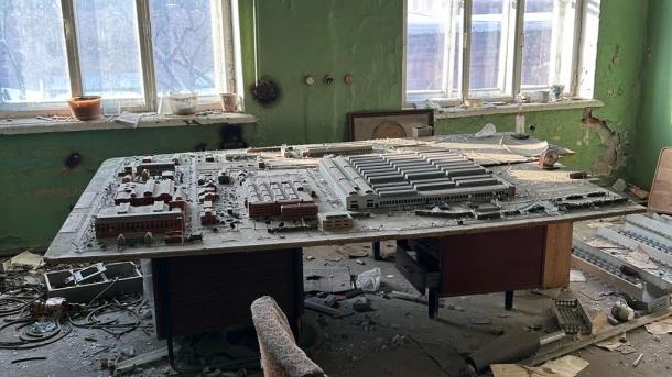 Губернатор Хоценко с супругой спасли от уничтожения макет омского Сибзавода