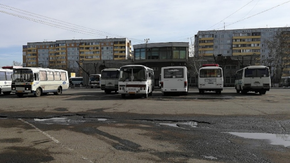 Подслушано в любино. Автостанция Омский. Автовокзал Омск транспорт. Любинский автовокзал Омская область. Автобус Омск Талбакуль.