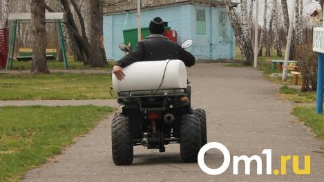 Шалость не удалась: пьяные омичи по очереди рассекали на квадроцикле по посёлку