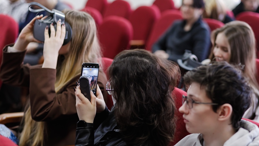 Омские школьники отправились на VR-экскурсию в честь Дня российской науки