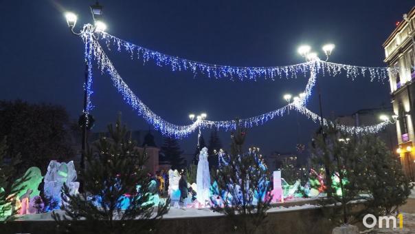 Омичам предлагают оценить новогоднее оформление города