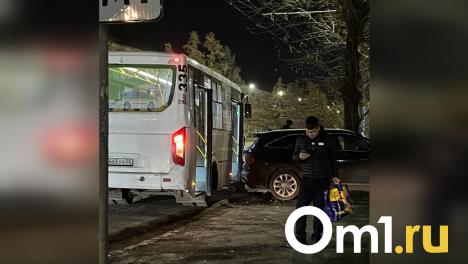 В Нефтяниках автобус протаранил припаркованную машину