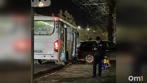 В Нефтяниках автобус протаранил припаркованную машину
