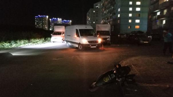 Mercedes-Benz сбил школьника на мопеде в Новосибирске