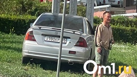 Врезался в столб и вышел с бутылкой пива. В Омске автомобиль влетел в столб