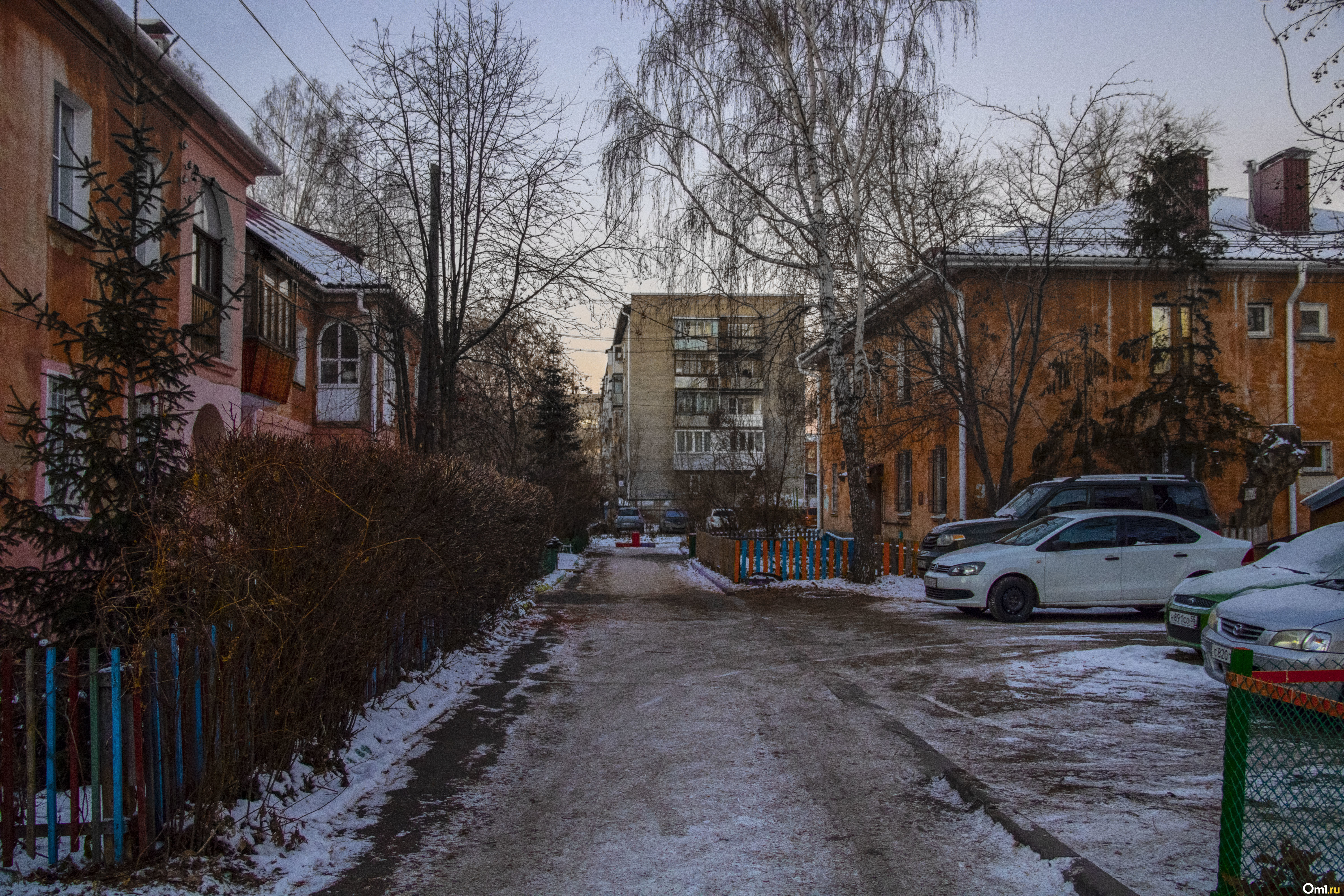 Омск 4 декабря. Военный городок. Улица около подъезда. Пятиэтажки в северных городах. Омск фото.