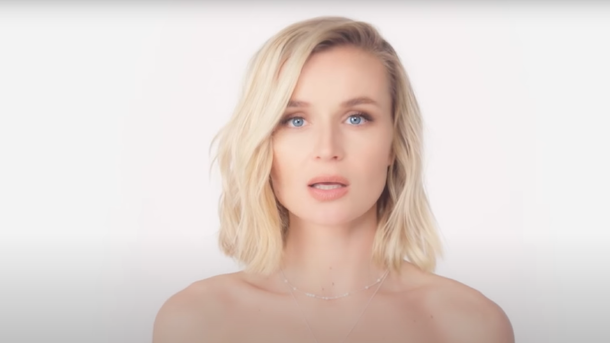 Певица Полина Гагарина сломала зуб во время выступления