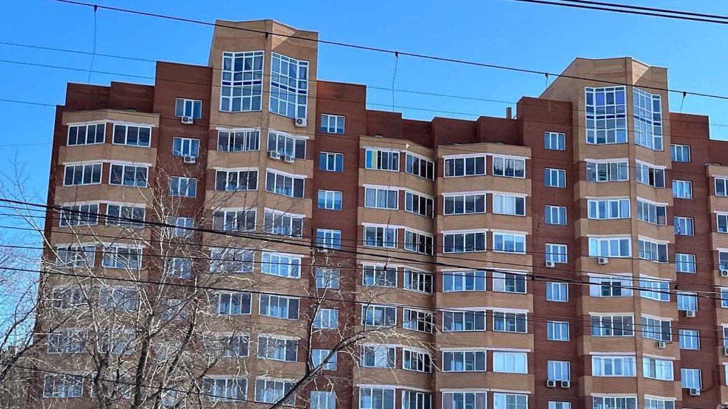 В Новосибирске в окне жилого дома заметили сине-жёлтое полотно