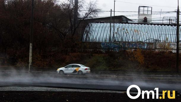 В Омске из-за ливня взлетели цены на такси