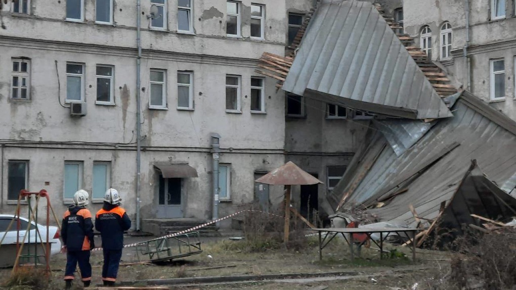 Обломки крыши и оборванные провода: в Новосибирске ликвидируют последствия разгула стихии. ОБНОВЛЯЕТСЯ