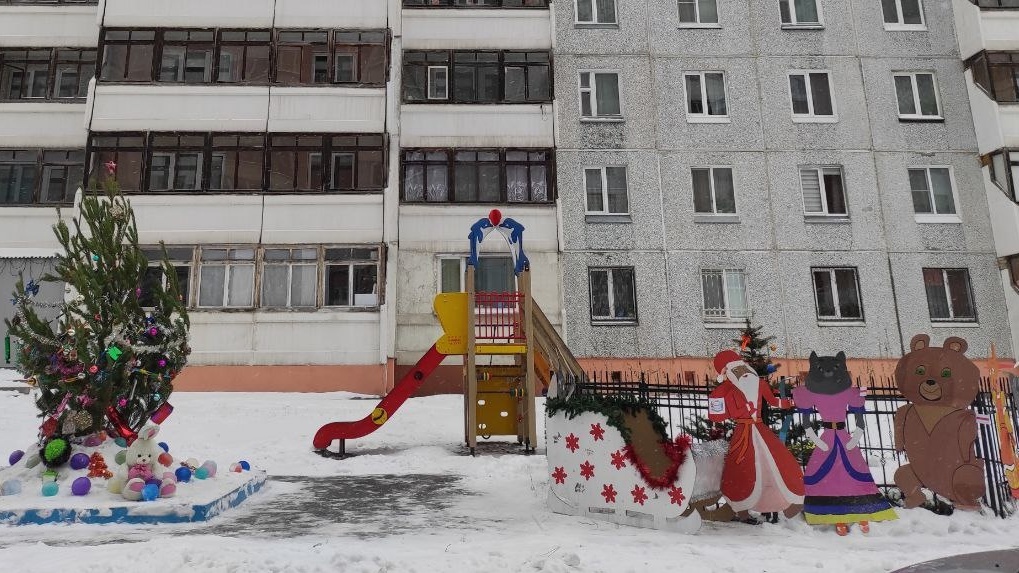 Цветные ледяные капли, картонные звери и новогодняя ёлка украшают омский двор в канун праздника - ФОТО