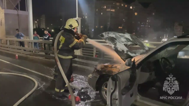 Ночное возгорание: омичам показали видео тушения загоревшегося на метромосту автомобиля
