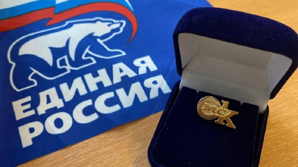 «Благодарю однопартийцев»: мэру Омска Шелесту в отделении «Единой России» вручили подарок