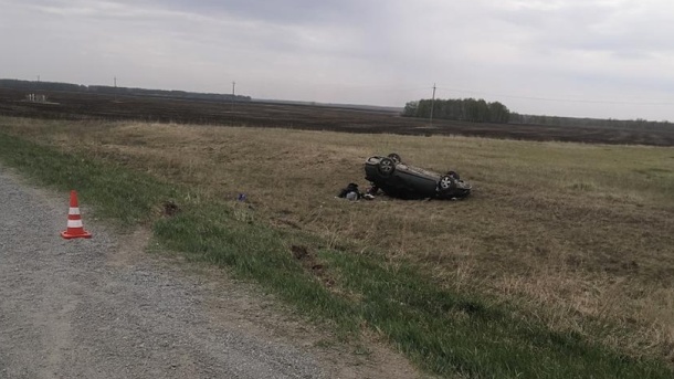 На трассе под Омском перевернулся автомобиль с маленьким ребёнком