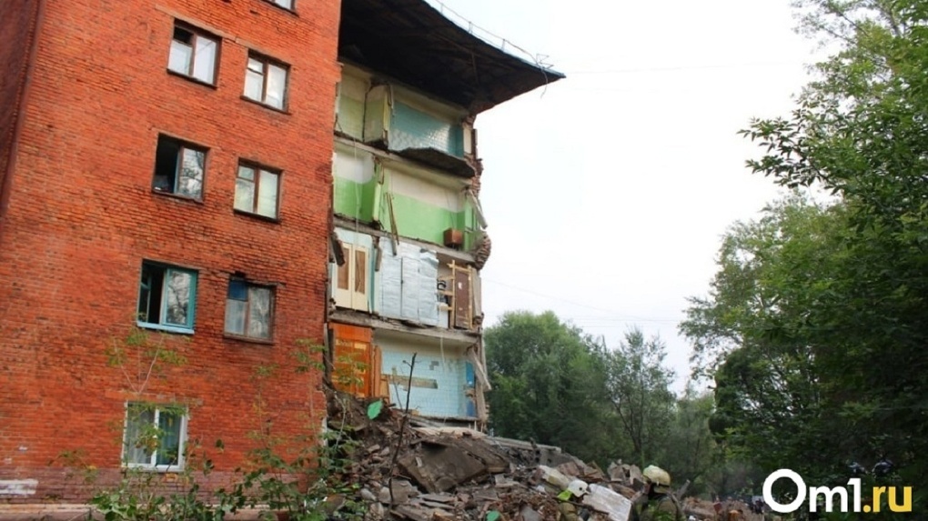 «Мысль пришла спонтанно»: в Омске нашли и допросили похитителя забора у рухнувшего дома