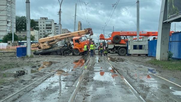 Строительный автокран провалился в грунт в Новосибирске. ФОТО