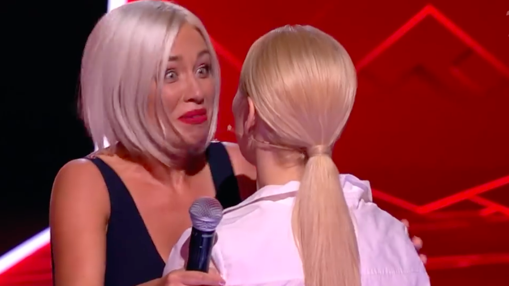 «Просто в шоке»: участница шоу «Голос» с глубоким декольте поразила певицу из Новосибирска Пелагею