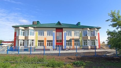 Начали завозить мебель: в Омской области детский садик с тёплым полом готов на 90 %