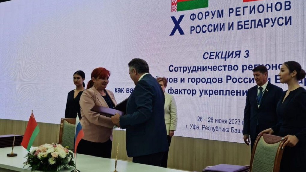 Андрей Шимкив подписал соглашение с Могилёвским областным Советом депутатов