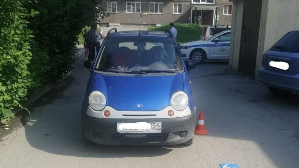 В Новосибирске водитель сбил ребенка во дворе дома