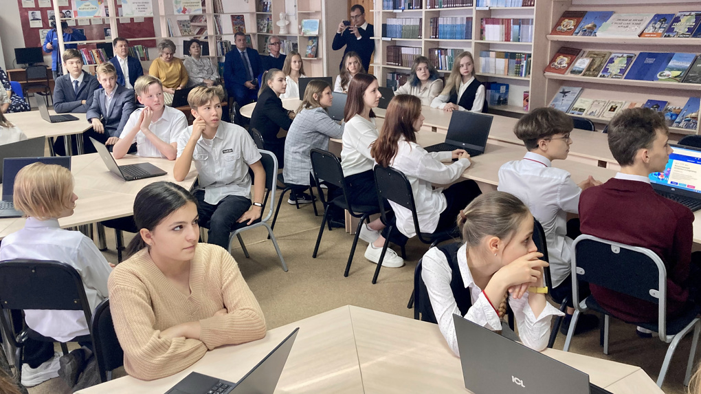 В школах Омской области проходят Уроки Цифры, на которых школьники знакомятся с этапами создания технологического стартапа