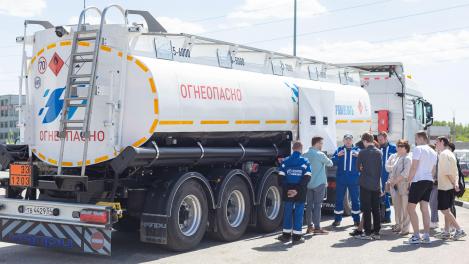 «Газпром нефть» провела мастер-класс по контролю качества топлива для студентов Новосибирска