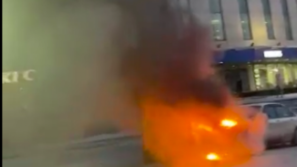 В центре левобережья Новосибирска загорелся автомобиль на глазах у прохожих. ВИДЕО