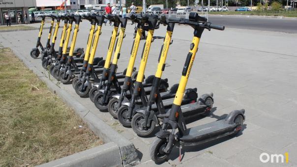 Уходят на зимние каникулы: в Новосибирске закрыли сезон электросамокатов
