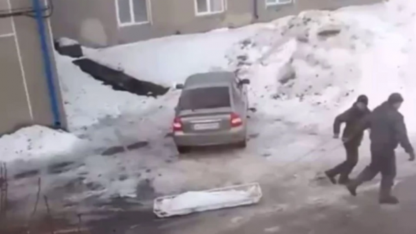 В Убинской больнице под Новосибирском санитары перевезли тело на санях